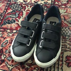 veja three lock sneaker